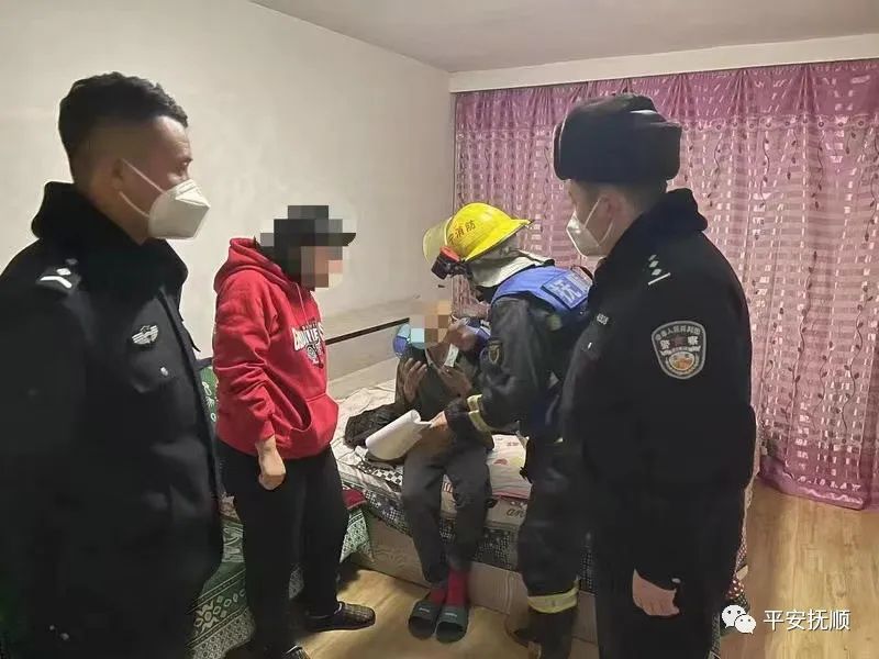 20230206101624055915.jpg 永陵派出所民警勇闯火场救出被困群众2.jpg